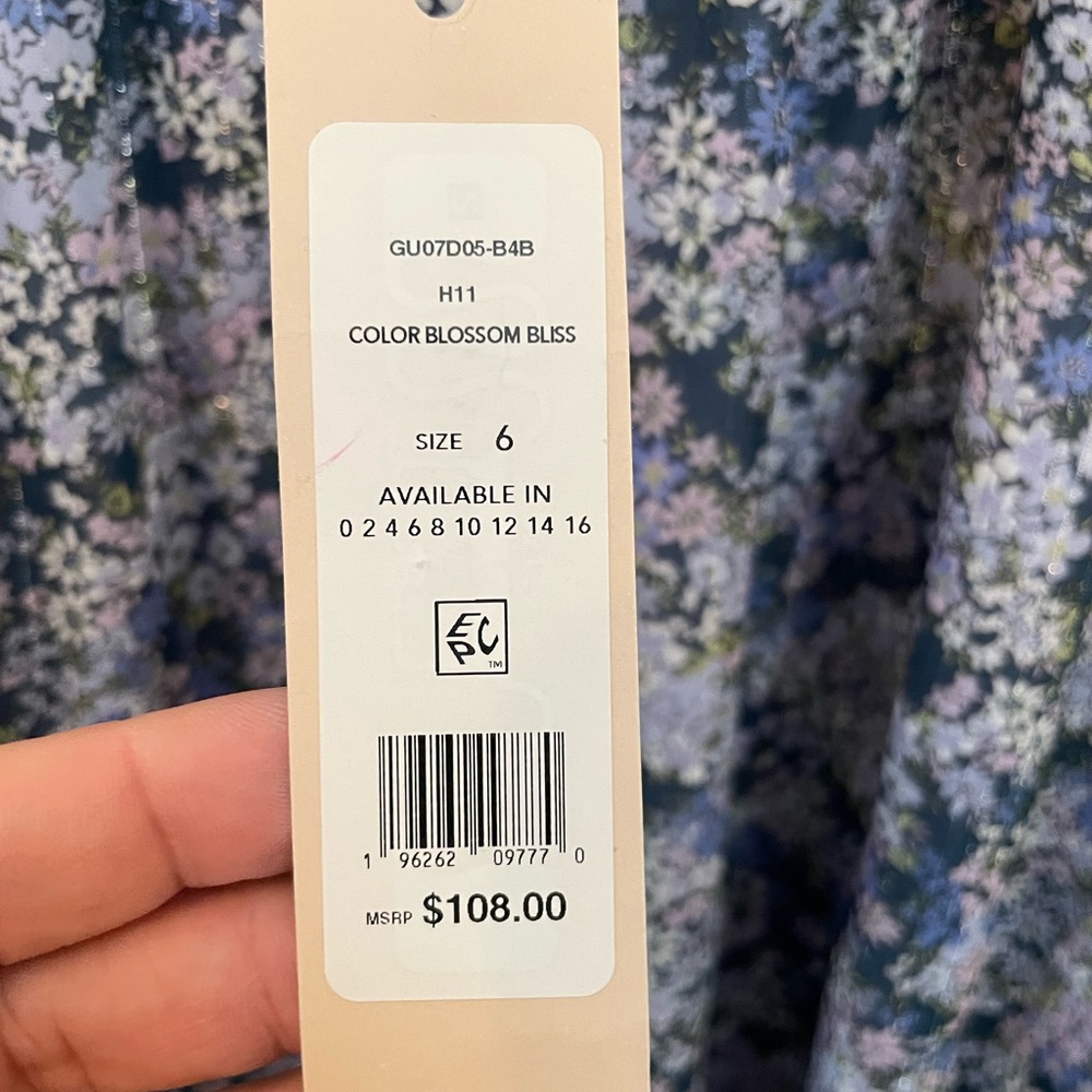 BCBG BABYDOLL FLORAL DRESS,MINI LENGTH, SIZE 6. BALLOON SLEEVES, SQUARE NECKLINE - Picture 9 of 16